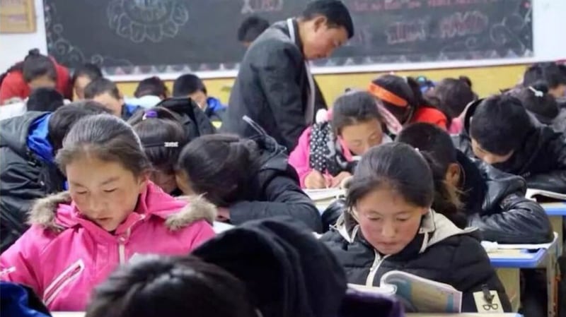 青海一所以藏语教学、并教授西藏文化的“Sengdruk Taktse(狮龙宫殿) ”民办中学,7月8日被迫关闭。(自由西藏官网)